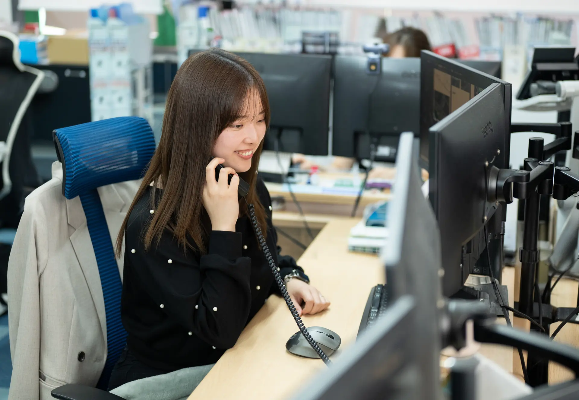 電話対応している女性社員