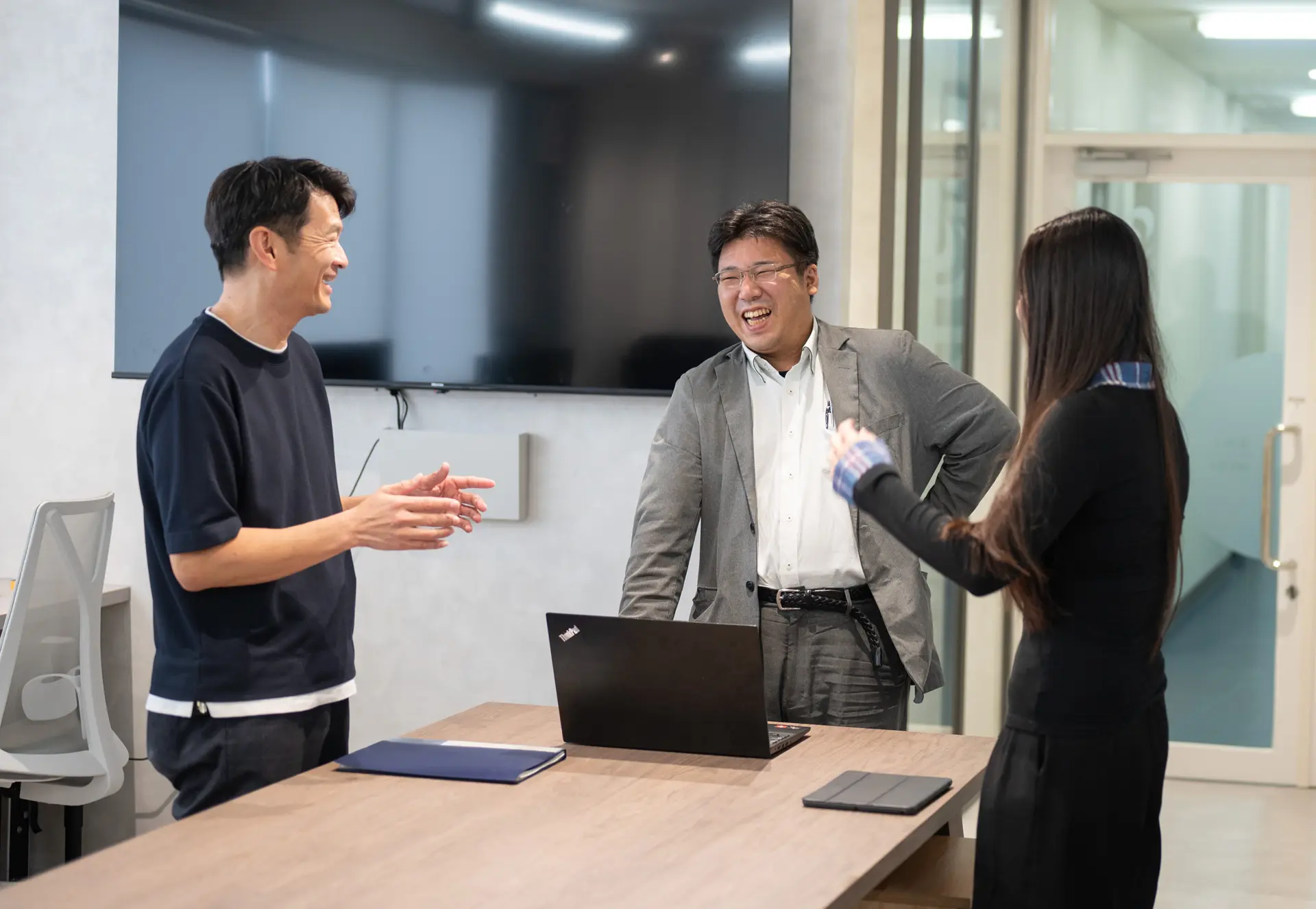営業社員3人でミーティングをしている様子