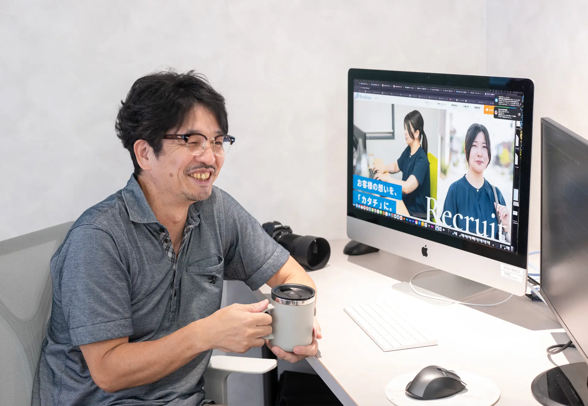 ホームページ制作中の合間にお茶を楽しんでいる様子