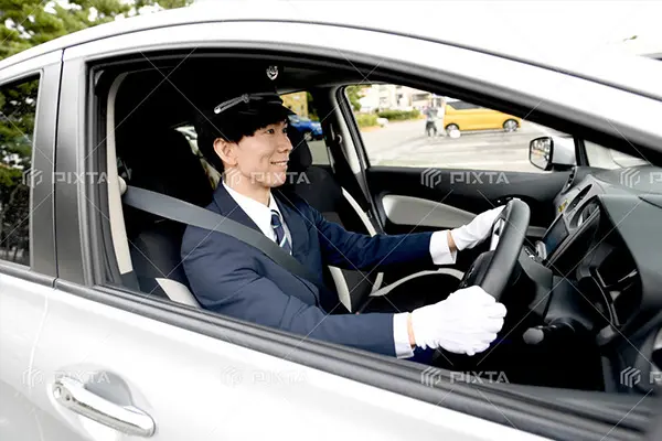 車両で移動するスタッフ