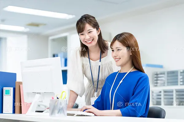 オフィスで働く社員